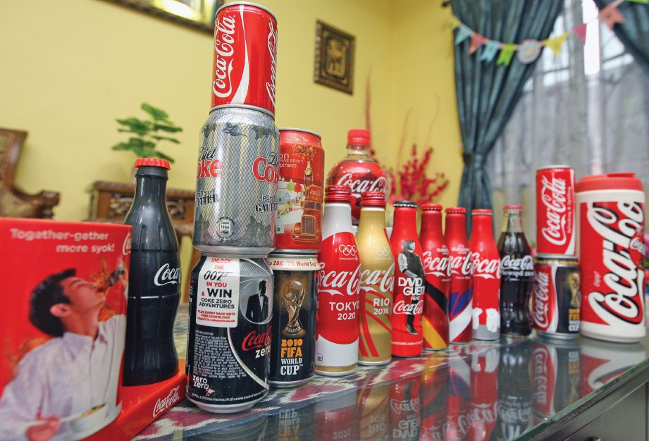 KOLEKSI tin dan botol minuman Coca- Cola milik Mohd Azrul. 