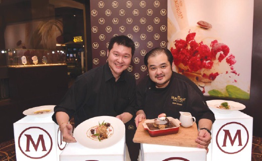 TAN (kiri) dan Chef Steven menunjukkan empat hidangan yang diperkenalkan.