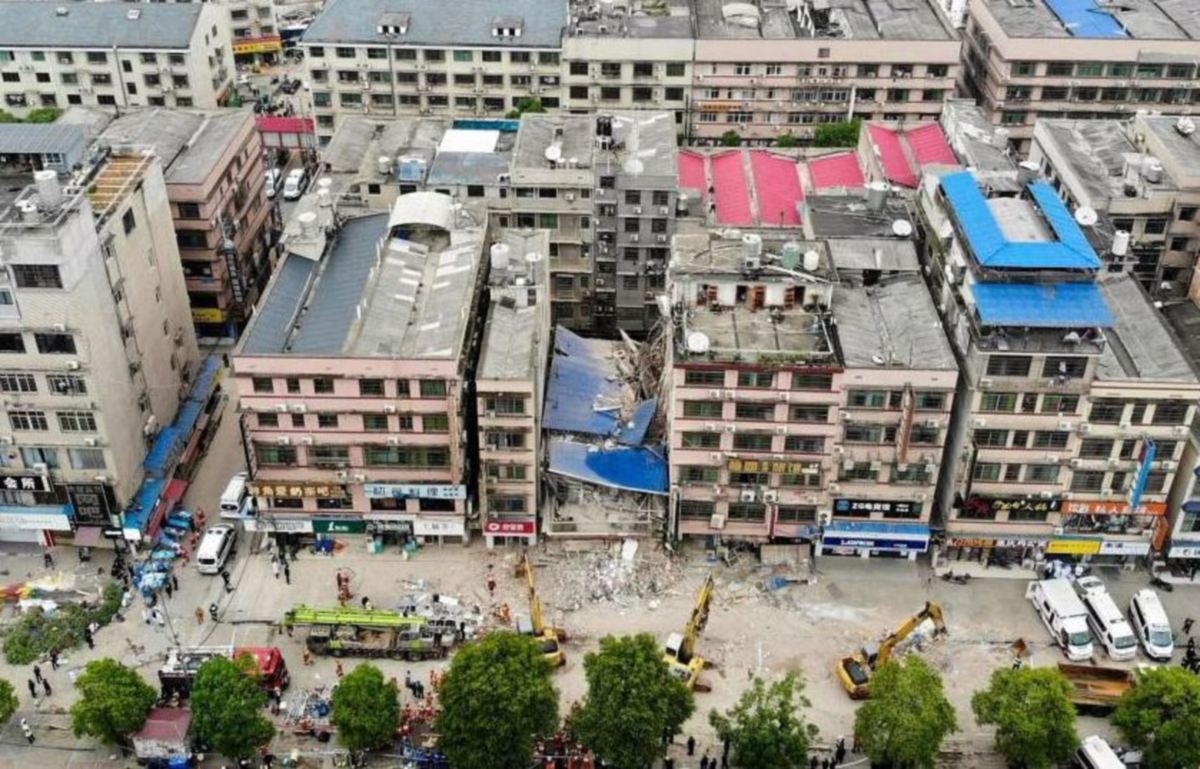 FOTO fail menunjukkan bangunan yang runtuh di Changsha, wilayah tengah Hunan pada 29 April lalu. FOTO AFP 