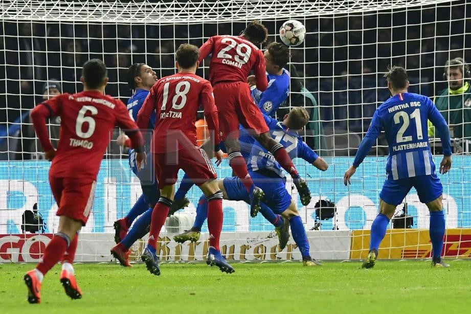 TANDUKAN Coman (empat dari kiri) pastikan kemaraan Bayern ke suku akhir Piala Jerman. - FOTO AFP
