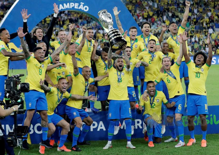 KAPTEN Brazil, Dani Alves menjulang trofi selepas memenangi Copa America di Rio de Janeiro, awal pagi tadi. — FOTO Reuters