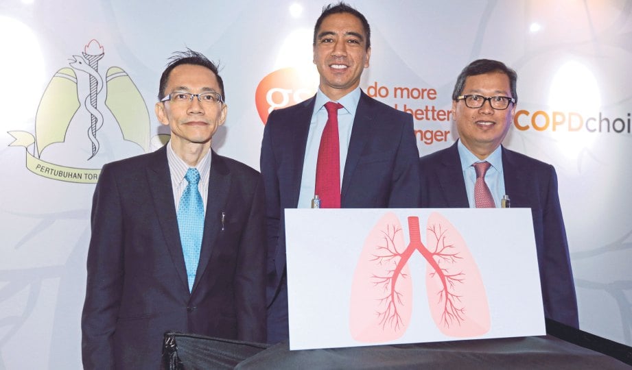 DARI kiri Dr Pang, Pengurus Besar GSK, Ramil Burden dan Dr Zainuddin ketika pelancaran sambutan Hari COPD Sedunia. 