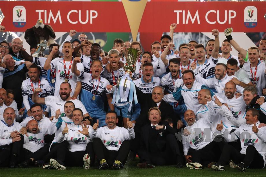 PEMAIN dan pegawai Lazio meraikan kejayaan menjuarai Piala Itali di Rome, awal pagi tadi. — FOTO EPA