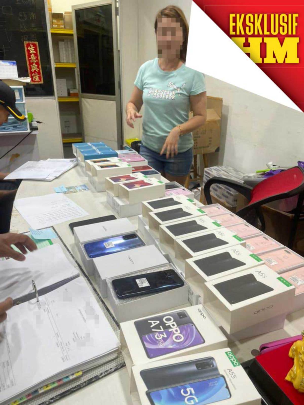 ANTARA telefon pintar kitar semula yang dirampas hasil operasi KPDN di beberapa premis di Johor.
