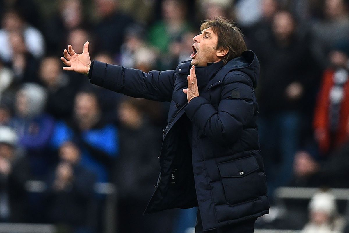 Reaksi pengendali Tottenham Hotspur, Antonio Conte ketika memberi arahan kepada pemainnya. FOTO AFP