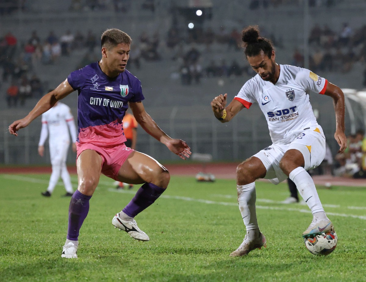 CORBIN (kanan) ketika cuba mengelecek pemain Kuching City FC Yuki Tanigawa pada saingan Liga Super di Stadium Negeri, semalam. FOTO Bernama
