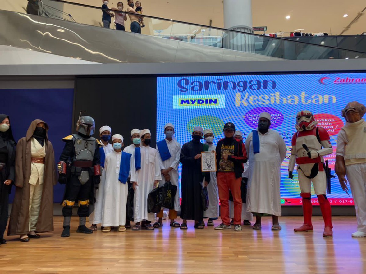 Pemain kostum bersama anak yatim yang diraikan dalam acara Ikonfest di pusat beli-belah, di sini, baru-baru ini. Foto ihsan pembaca.