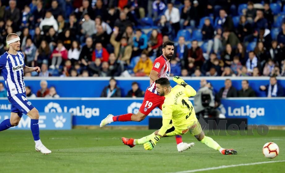 COSTA (tengah) meledak gol kedua Atletico. — FOTO EPA