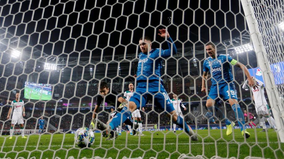 RAMSEY (tengah) merembat masuk gol pembukaan Juventus. — FOTO Reuters