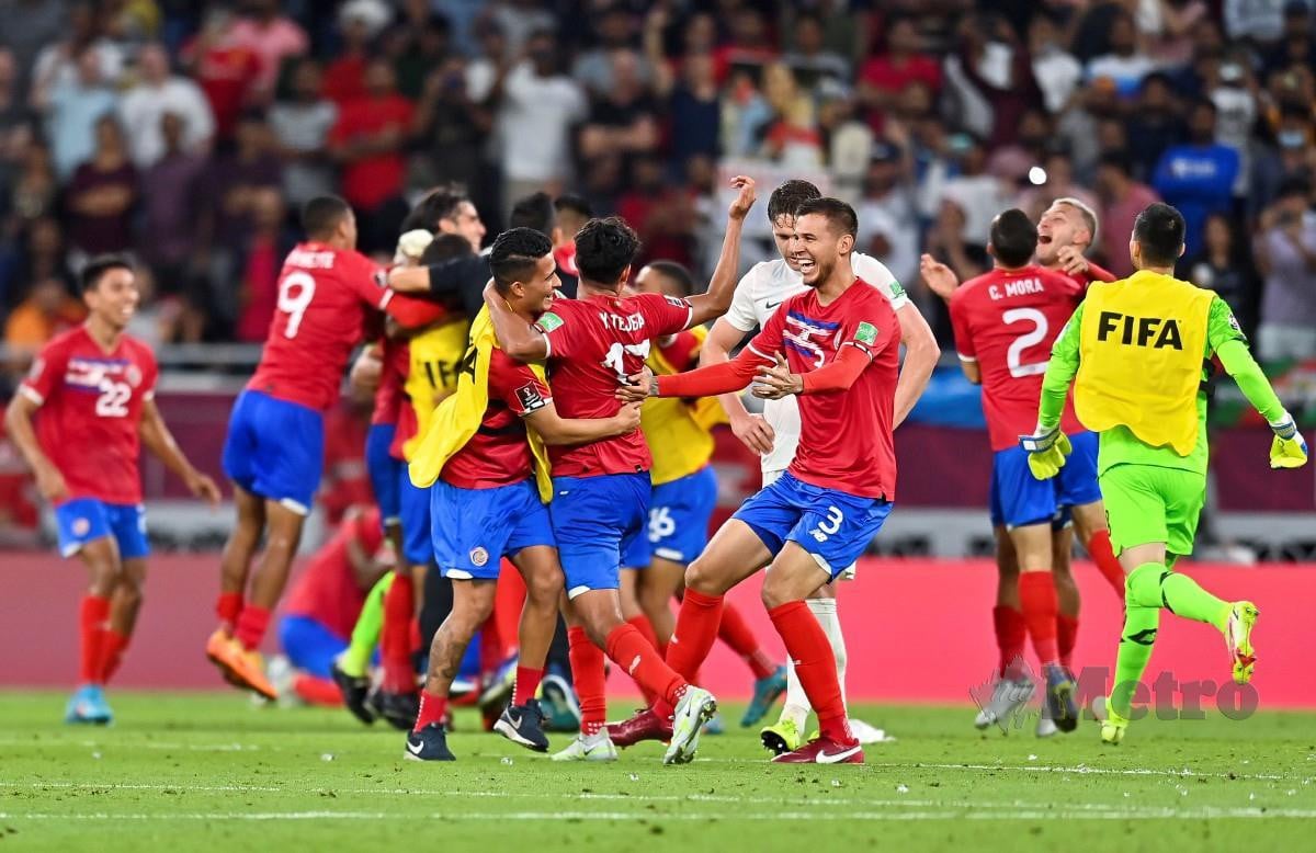 BARISAN pemain Costa Rica meraikan kejayaan mereka layak ke Piala Dunia.