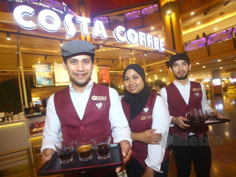PENOLONG pengurus Costa Coffee, Na’im (kanan) bersama pengurus Costa Coffee Sunway Pyramid, Noor Fara’ Ain serta Barista Maestro, Mohd Izfar. FOTO Nur Adibah Ahmad Izam.
