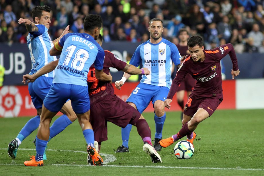 COUTINHO (kanan) jaring gol kedua Barcelona ketika membenam Malaga. -Foto EPA