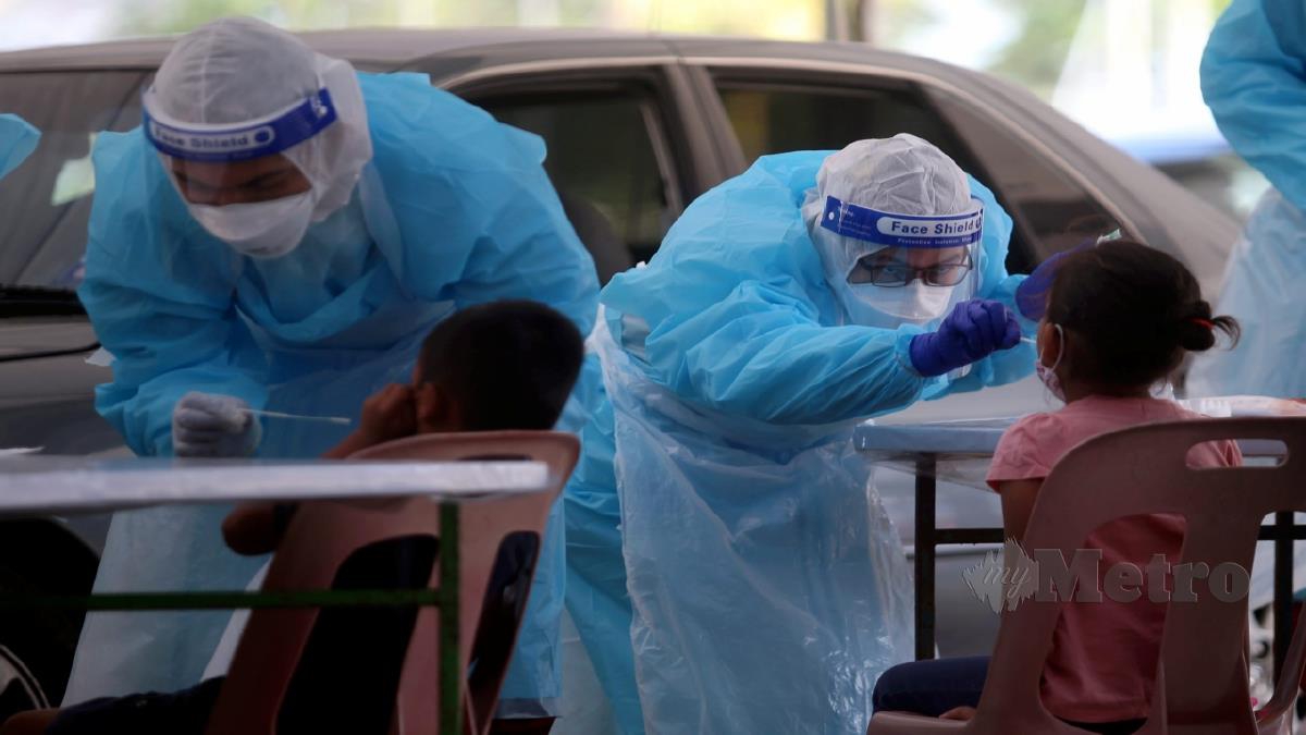 KAKITANGAN Pejabat Kesihatan Daerah Seberang Perai sedang mengambil sampel ujian saringan Covid-19. FOTO DANIAL SAAD