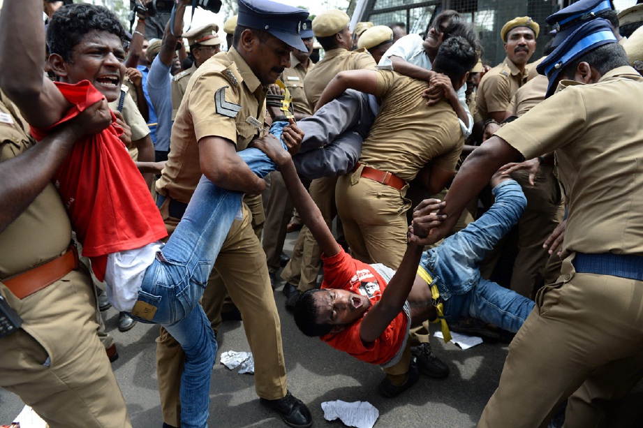 Polis India menyuraikan tunjuk perasan Barisan Revolusi Pelajar dan Belia yang membantah larangan penjualan lembu untuk disembelih oleh kerajaan di Chennai, hari ini. - Foto AFP