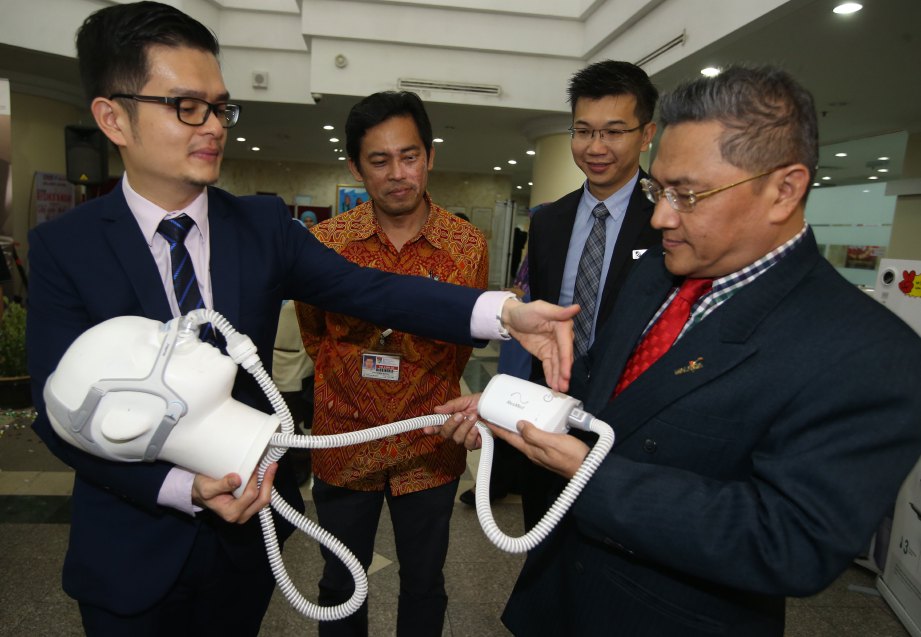 DR Abdullah Sani (kanan) mendengar penerangan mengenai mesin CPAP terkecil di dunia. 