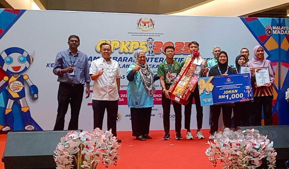 LILIS Saslinda (tiga kiri) menyampaikan hadiah kepada pemenang tempat pertama program CIP KPS yang akan mewakili Johor ke peringkat kebangsaan di Miri Sarawak pada Ogos. FOTO Omar Ahmad