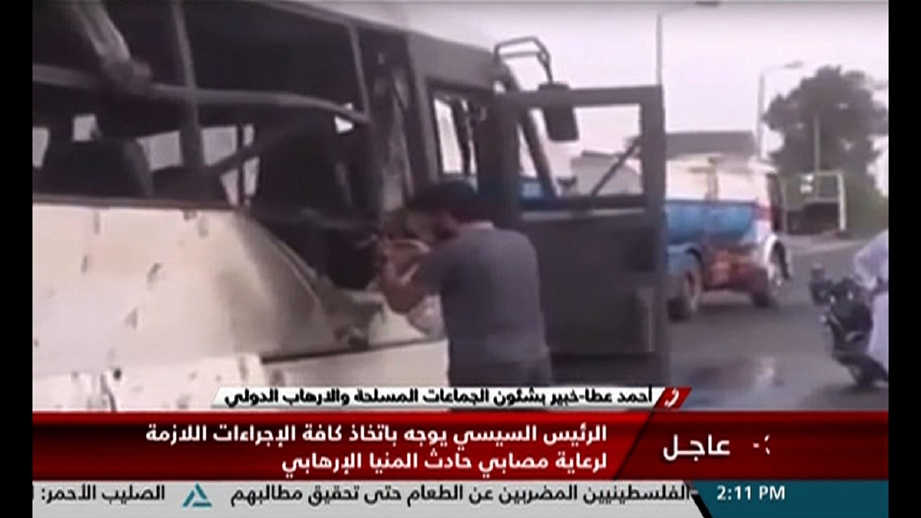 Petikan siaran televisyen Mesir menunjukkan keadan bas yang diserang. - Foto AFP