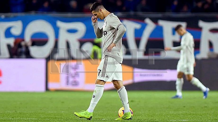 Reaksi Ronaldo selepas tewas kepada Atalanta. FOTO REUTERS 