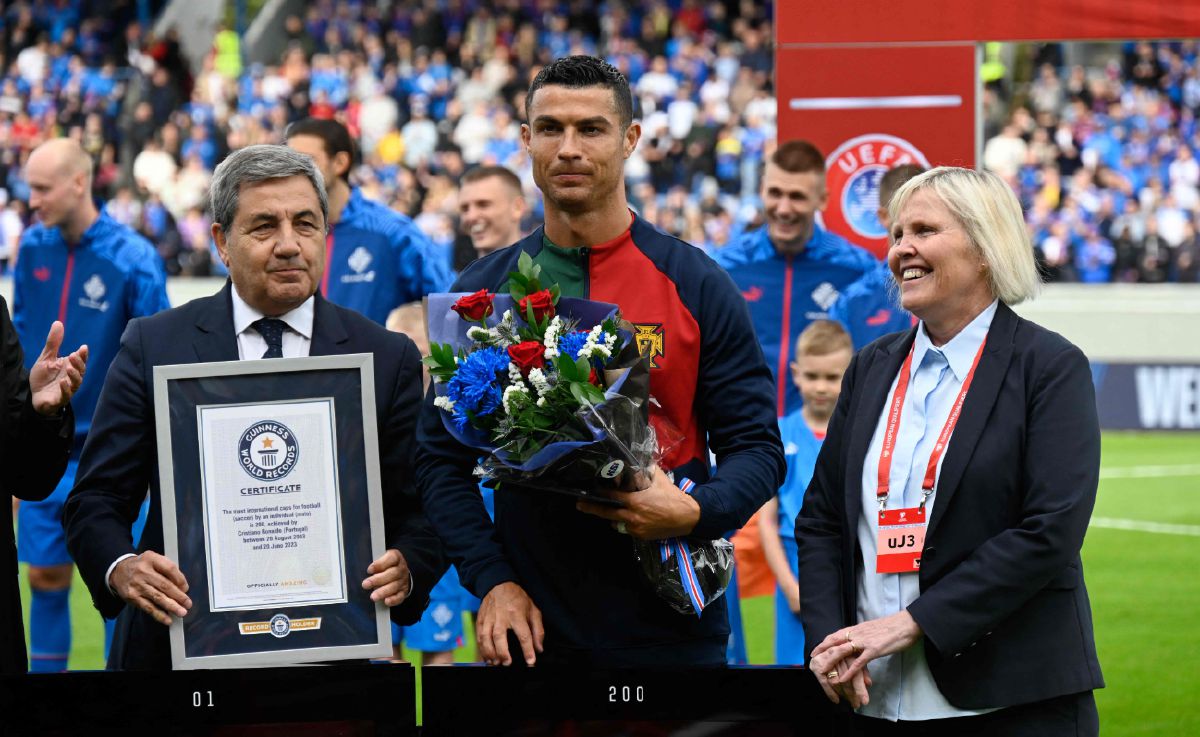 RONALDO diberi penghormatan oleh  Guinness World Records ketika menentang Iceland.