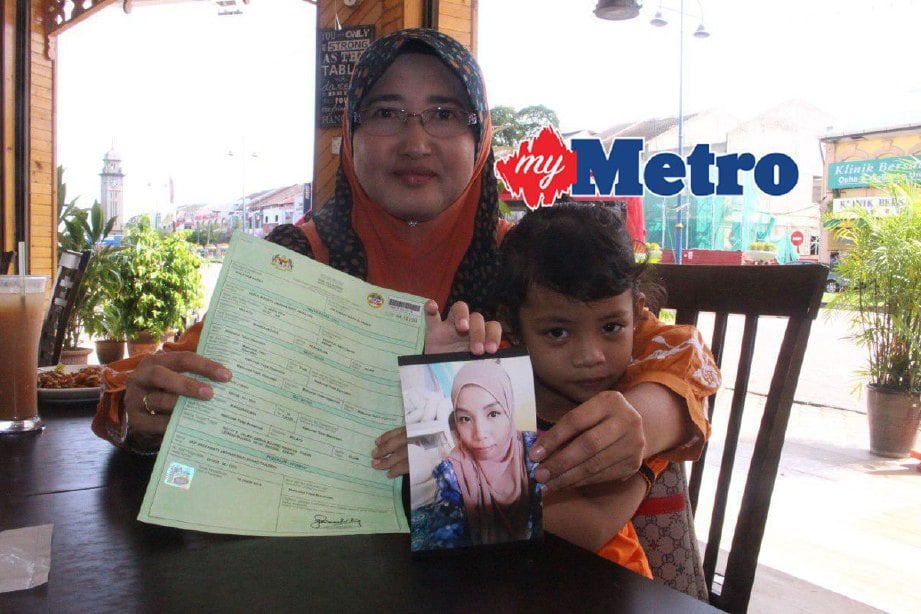 Saripah Aminah (kiri) bersama Nurul Marsya menunjukkan sijil kelahiran dan wajah ibu kandung kanak-kanak itu. FOTO NOR FARHANI CHE AD 