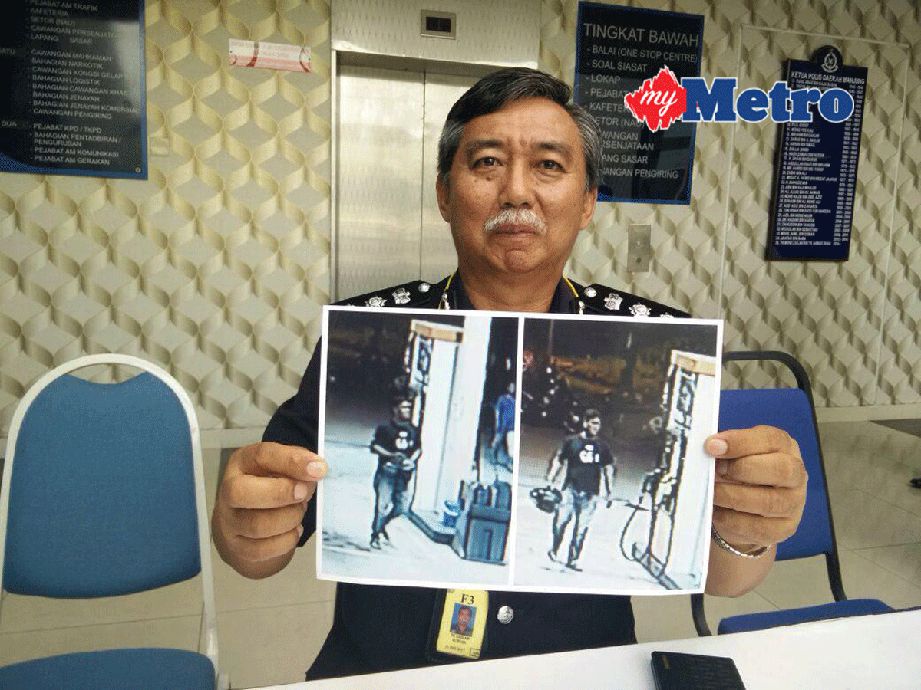 Tengku Mohd Zailan menunjukkan gambar lelaki berusia 20-an yang dicari polis. FOTO Noor Hidayah Tanzizi