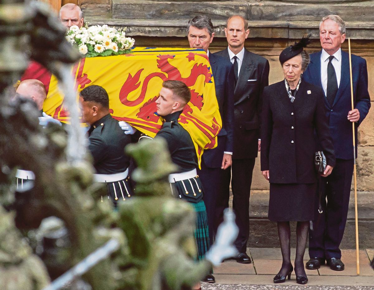 PUTERA Andrew, Laksamana Madya Timothy Laurence (tengah), Putera Edward dan Puteri Anne ketika keranda mendiang Ratu Elizabeth dibawa masuk ke Istana Holyroodhouse, Edinburgh. FOTO AFP 