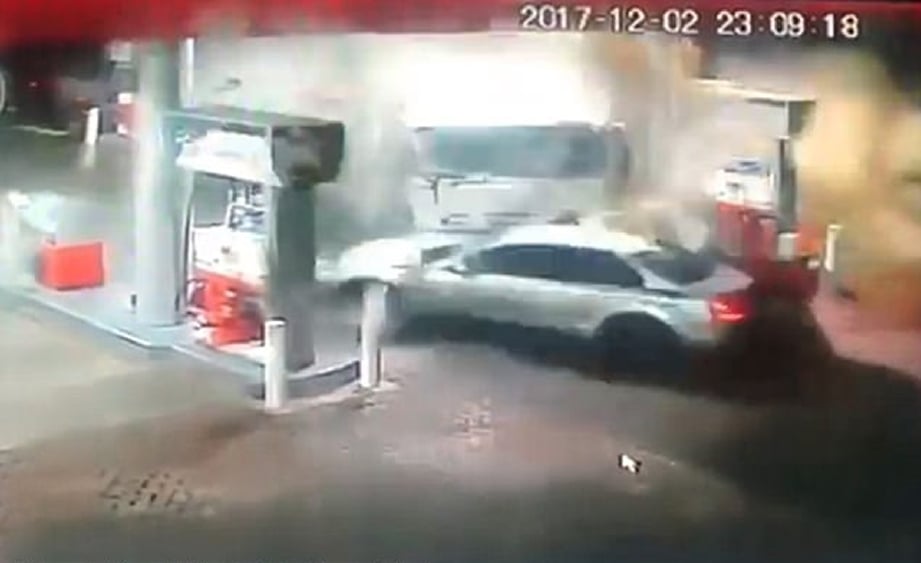 Petikan CCTV lori merempuh stesen minyak di Johannesburg, Afrika Selatan.