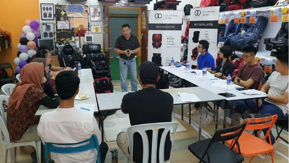 Louis (tengah) memberi penerangan mengenai CRS kepada sukarelawan di pejabatnya di Petaling Jaya. Foto Yusmizal Dolah Aling