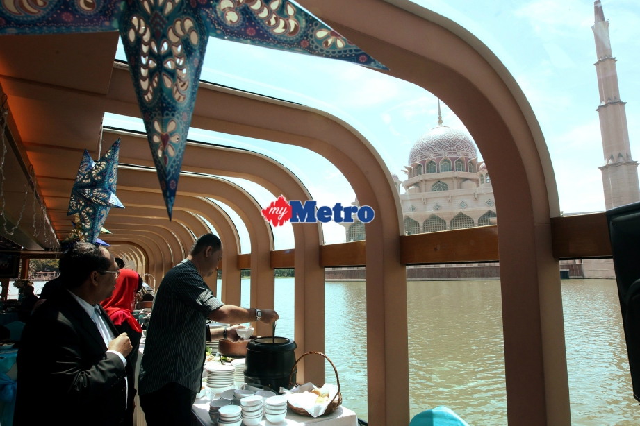 Pengunjung menikmati pemandangan Putrajaya di Cruise Tasik Putrajaya. FOTO arkib NSTP