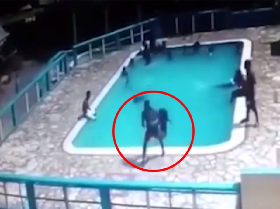 RAKAMAN CCTV menunjukkan suspek mencampak mangsa ke dalam kolam renang.