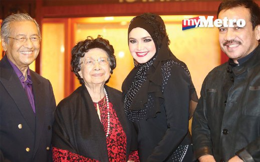 TUN Dr Mahathir dan Tun Dr Siti Hasmah turut meluangkan masa menyaksikan persembahan Siti.