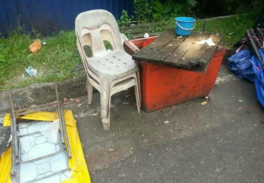 Tong kotor digunakan selain meja yang ditinggalkan di tepi jalan. Foto ERNALISA OTHMAN 