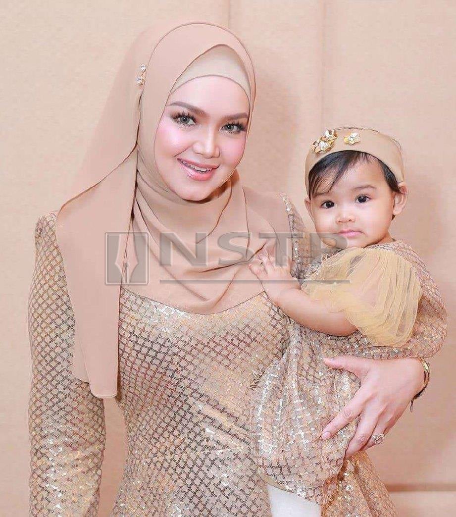 BERSAMA anak, Siti Aafiyah. FOTO Rohanis Shukri