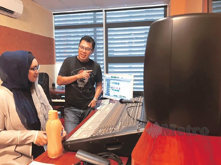 AUBREY berbincang dengan Siti ketika proses rakaman lagu Kasihku Selamanya.
