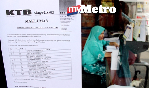 Notis pemberhentian operasi 19 laluan ditampal di kaunter bas Cityliner di Kota Bharu. - Foto NIK ABDULLAH NIK OMAR. 