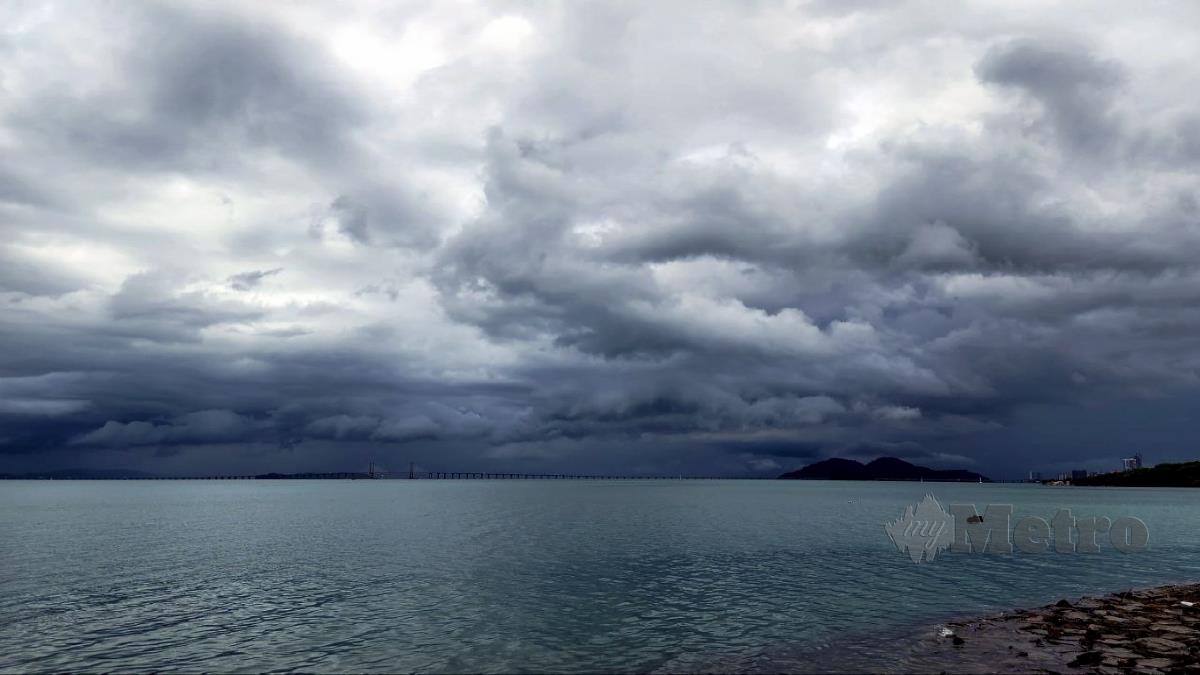Cuaca mendung di sekitar Pulau Pinang ketika dirakam di Persiaran Karpal Singh di sini, pada 23 Ogos lalu. FOTO MIKAIL ONG