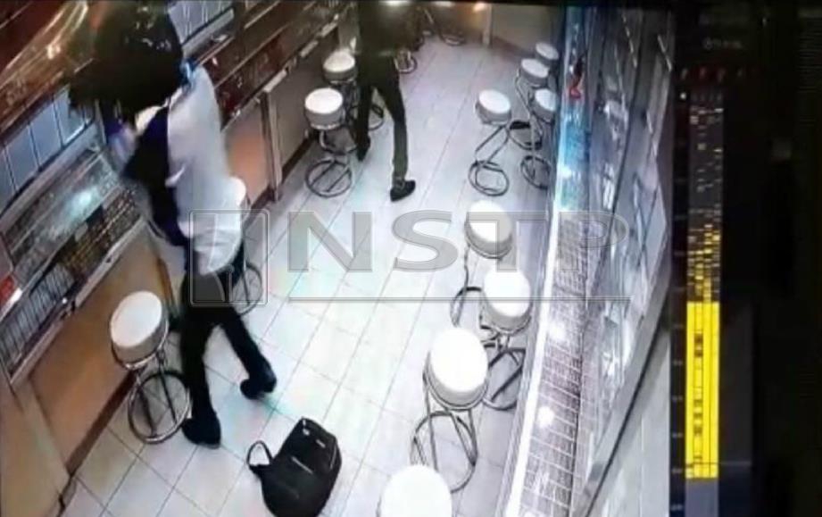 TINDAKAN empat penjenayah cuba menyamun kedai emas di Puchong Perdana, Subang Jaya, malam kelmarin, dirakam CCTV di premis berkenaan. FOTO Nurul Hidayah Bahaudin.