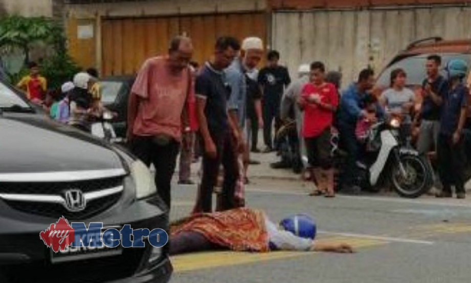 SAKDIAH meninggal dunia di lokasi kejadian selepas motosikal ditunggangnya dilanggar kereta sebaik keluar dari simpang di Jalan Bunut Payong, Kota Bharu, petang semalam. FOTO ihsan pembaca.
