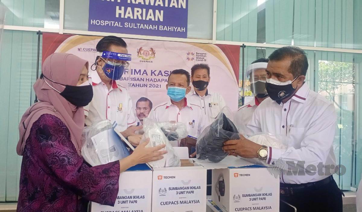 ADNAN (kanan) ketika menyerahkan sumbangan tiga unit respirator pembersih udara berkuasa (PAPR) kepada Hospital Sultanah Bahiyah (HSB) yang diwakili oleh Timbalan Pengarah Perubatan HSB, Dr Siti Norhani Mazrah. FOTO Noorazura Abdul Rahman