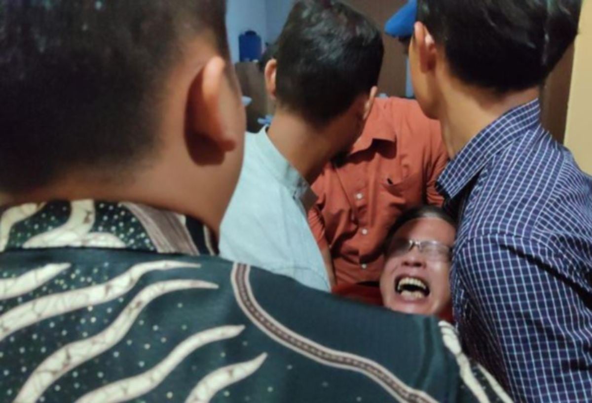 Willy menangis histeria ketika ditahan di Balai Polis Daerah Banten. FOTO Agensi