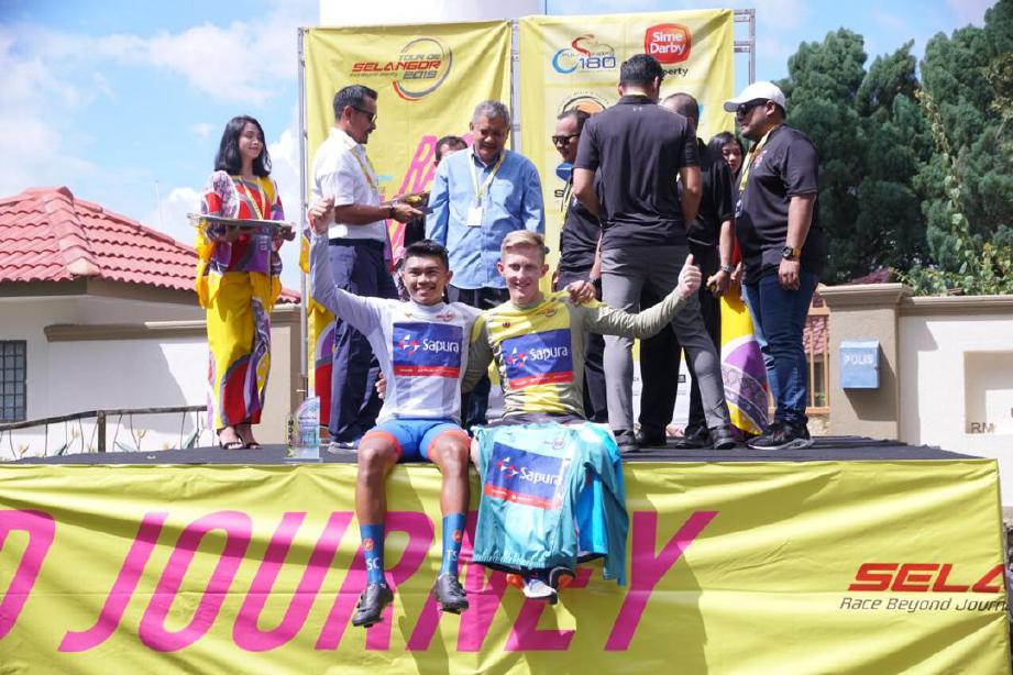 CULEY (jersi kuning) bangga di podium. — FOTO Tour de Selangor