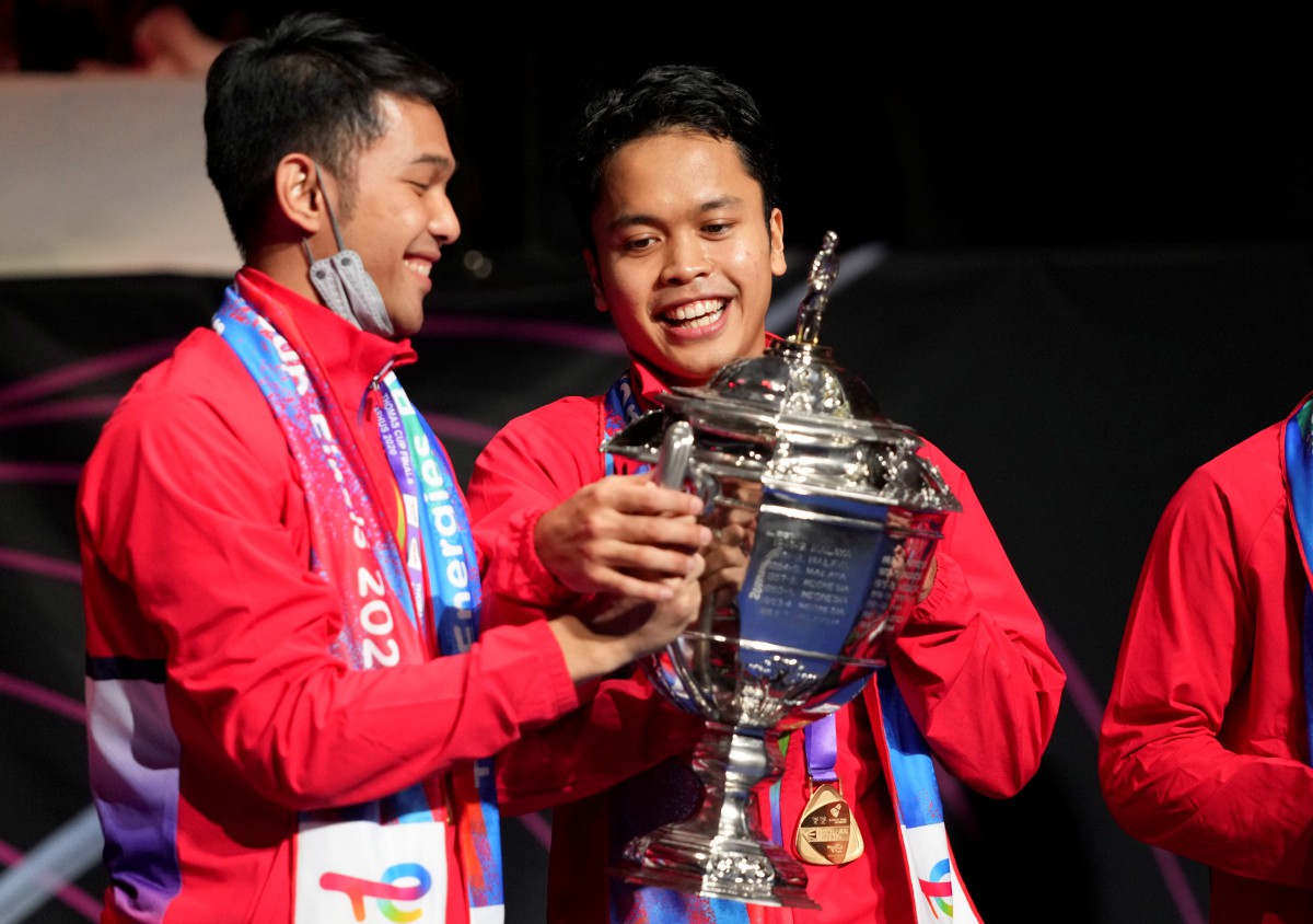 Pemain badminton Indonesia, Anthony Sinisuka Ginting (kanan) dan rakan sepasukan memegang trofi Piala Thomas selepas memenanginya di Aarhus, Denmark. FOTO EPA