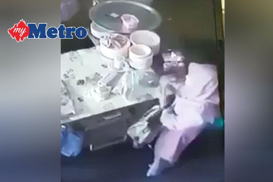 Perbuatan wanita yang mencuri beg pinggang berisi wang tunai RM6,000 dirakam CCTV premis kedai makan di Alor Setar.