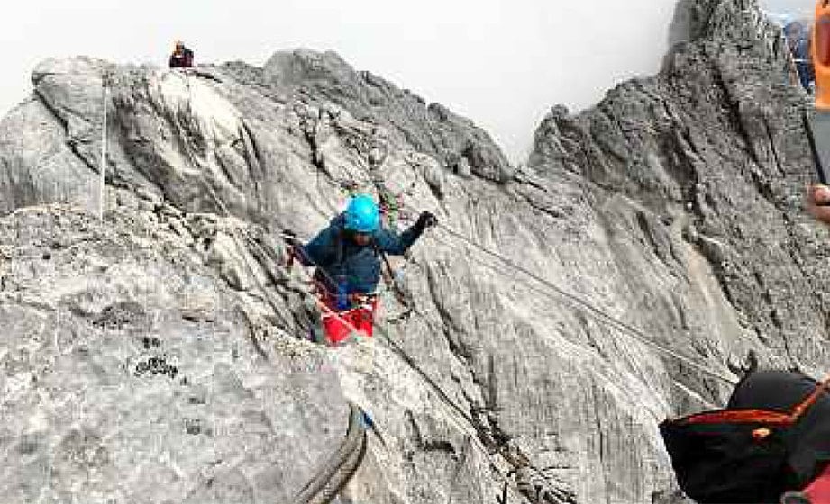 MENITI di atas tali antara cabaran yang dilalui pendaki.