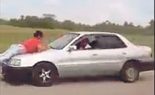 SEDUTAN video menunjukkan seorang wanita  diikat di atas bonet kereta oleh suaminya.
