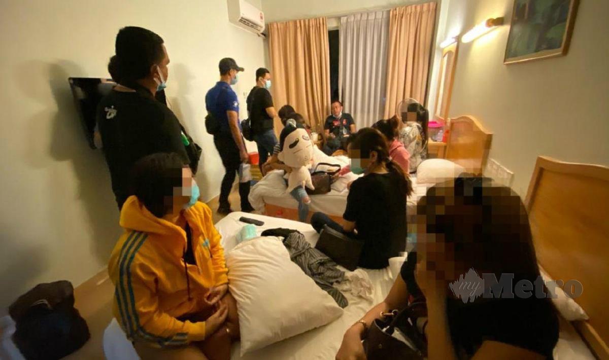 ENAM wanita warga asing ditahan di hotel di Bintulu selepas dipercayai terbabit dalam kegiatan pelacuran. FOTO ERIKA GEORGE