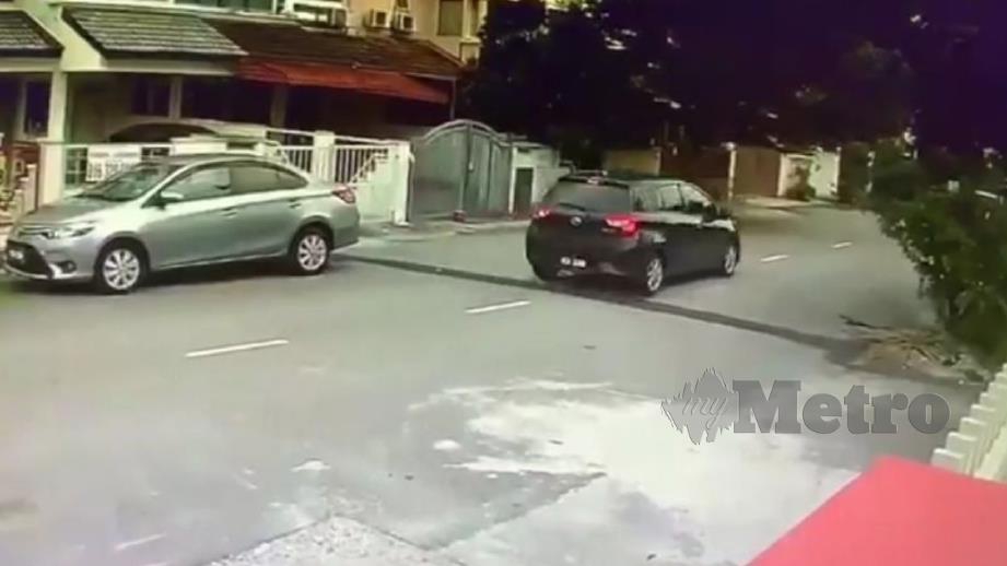 Rakaman CCTV menunjukkan Perodua Myvi hitam berhenti di hadapan rumah mangsa sebelum dua orang memecah masuk kediaman itu. FOTO Ihsan Pembaca