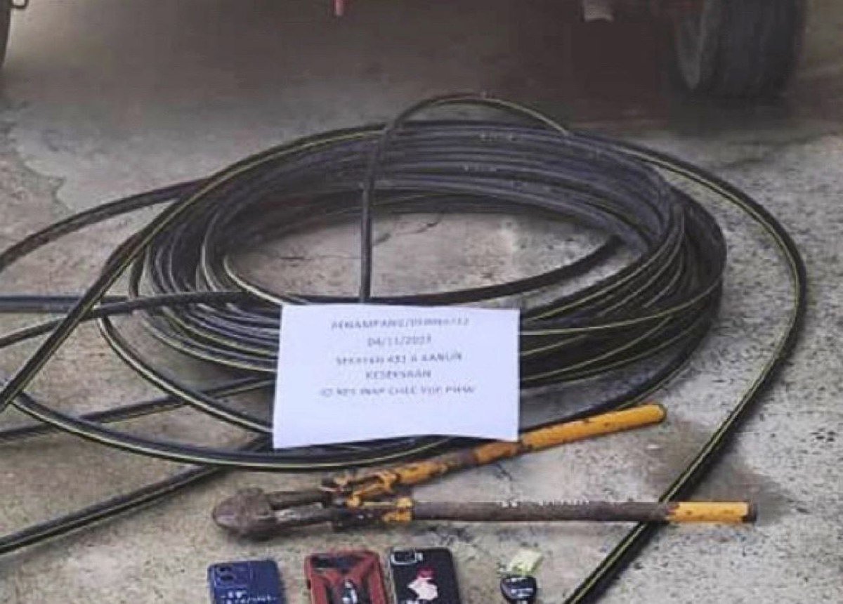 Kabel fiber optik milik syarikat telekomunikasi yang dicuri oleh suspek di Jalan Panglima Banting, Penampang. FOTO IHSAN PDRM