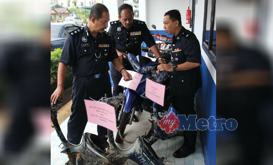 Abdullah (kiri) bersama pegawainya melihat motosikal dan rangka motosikal yang dirampas dalam Ops Lejang Khas di Ibu Pejabat Polis Daerah Pasir Mas, hari ini. FOTO Nik Abdullah Nik Omar