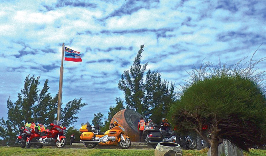 TIP of Borneo, mercu tanda Kudat di Tanjung Simpang Mengayau menghadap Laut Sulu dan Laut China Selatan.